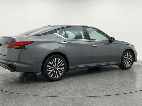 Used 2025 Nissan Altima 2.5 SV FWD image 9