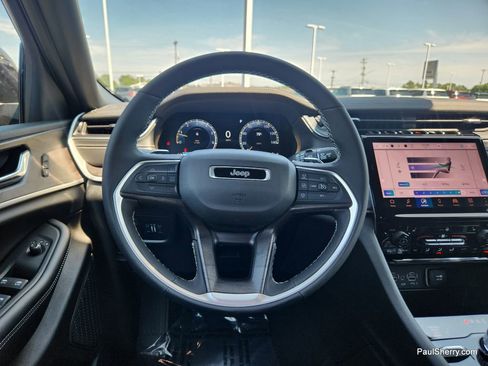 New 2025 Jeep Grand Cherokee Limited w/ Black Appearance Package image 38