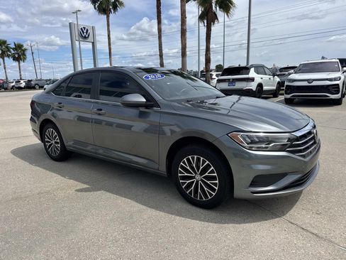 Used 2020 Volkswagen Jetta SE w/ SE Cold Weather Package FWD image 3