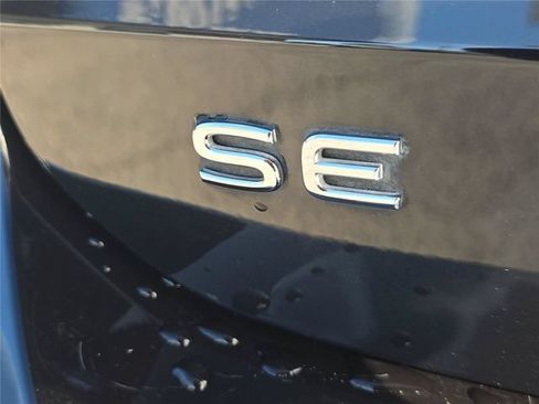 Used 2025 Volkswagen Taos SE FWD image 4