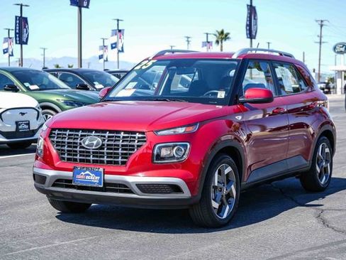 Used 2025 Hyundai Venue SEL FWD image 3
