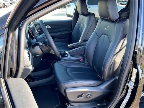 New 2026 Chrysler Pacifica Select image 9