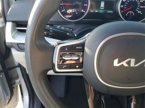 Used 2023 Kia Carnival LX image 17