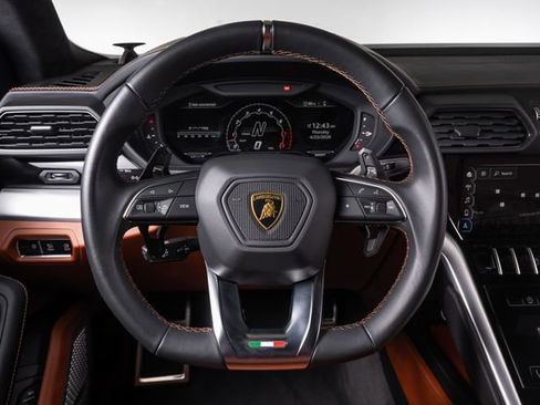Used 2022 Lamborghini Urus AWD/4WD image 39