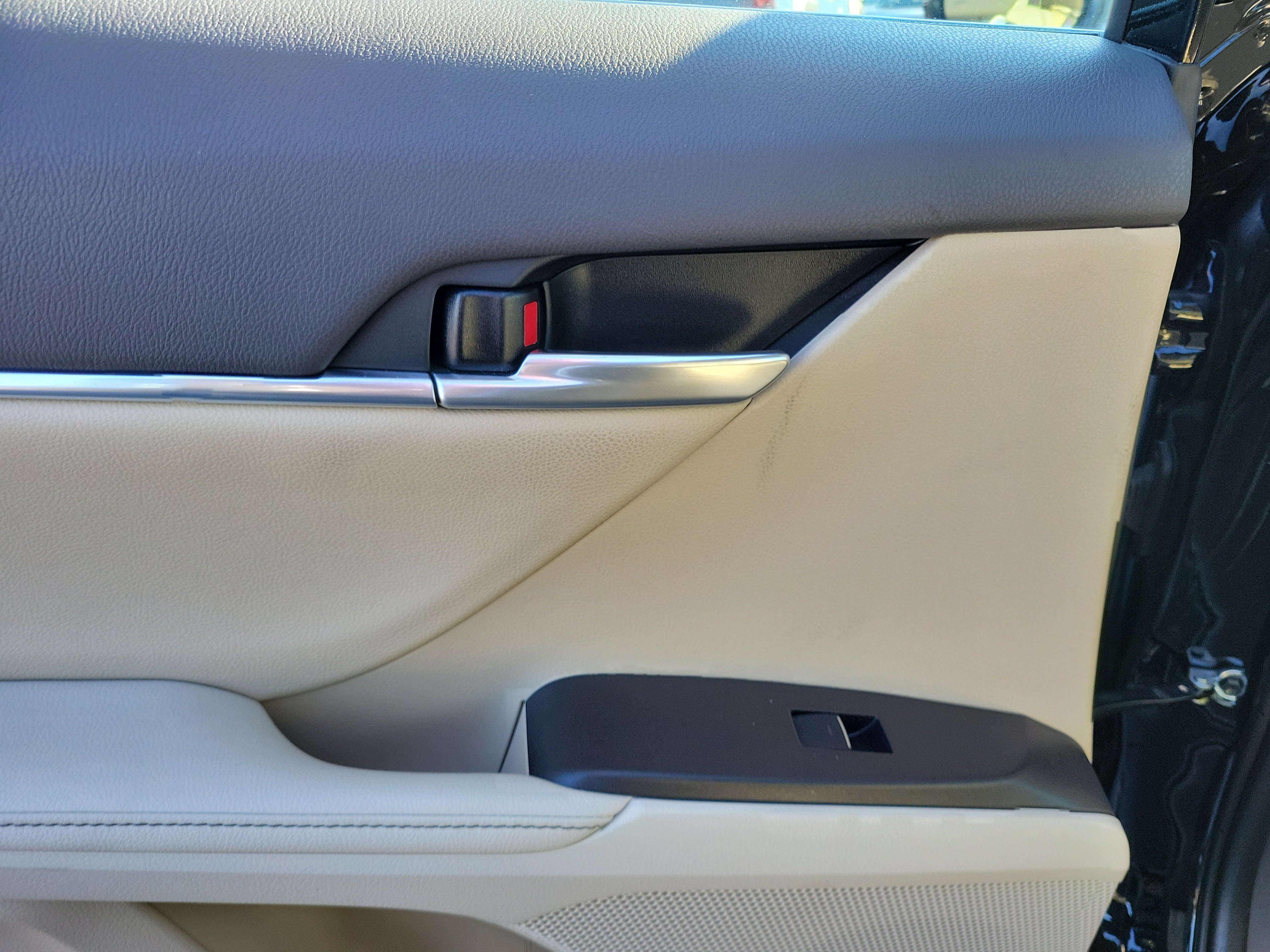 Used 2024 Toyota Camry XLE w/ Navigation Package FWD image 12