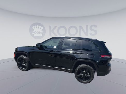 Used 2023 Jeep Grand Cherokee Altitude image 8