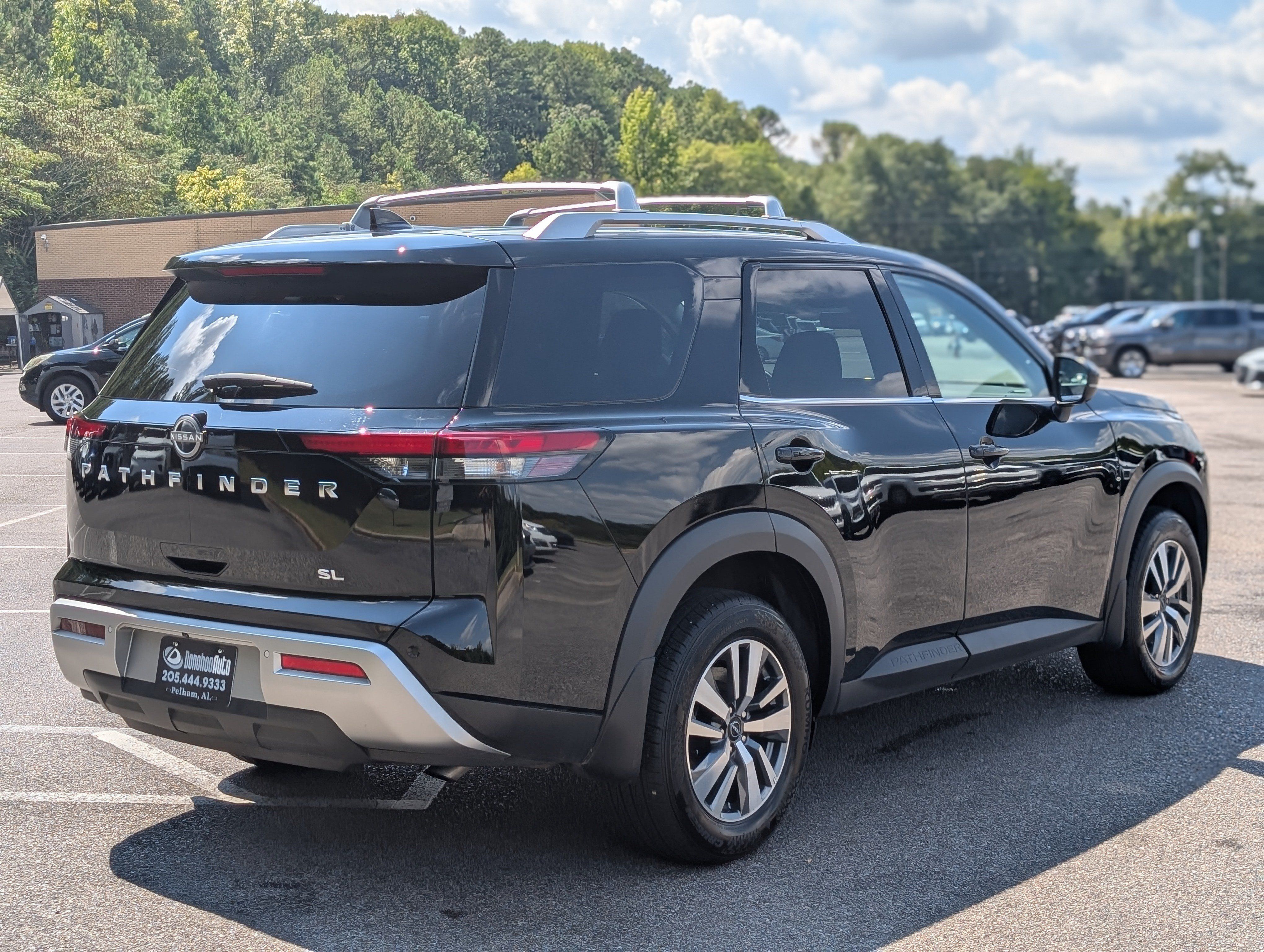 Used 2025 Nissan Pathfinder SL FWD image 9