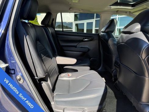 Used 2022 Toyota Highlander XLE AWD/4WD image 12