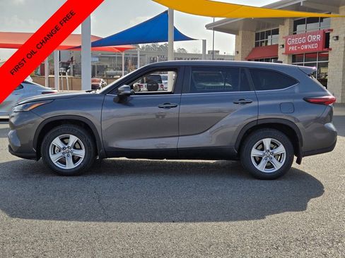 Used 2024 Toyota Highlander LE AWD/4WD image 2