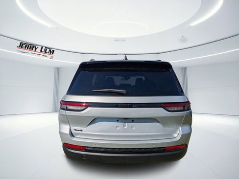 New 2025 Jeep Grand Cherokee Altitude image 4