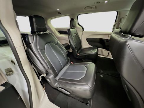Used 2024 Chrysler Pacifica Touring-L image 27