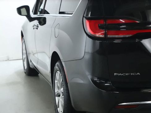Used 2023 Chrysler Pacifica Touring-L image 40