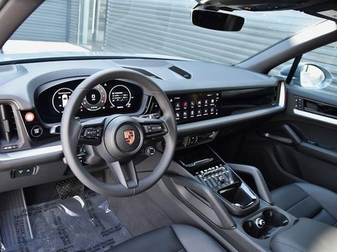 Certified 2025 Porsche Cayenne image 4