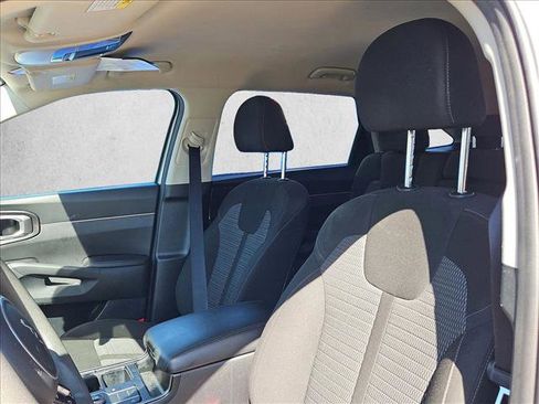 Used 2022 Kia Sorento LX image 9