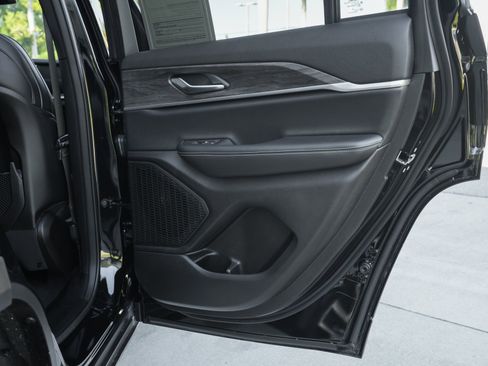 Used 2025 Jeep Grand Cherokee Limited image 35