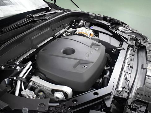 Certified 2025 Volvo XC60 T8 Plus w/ Protection Package Premier image 13