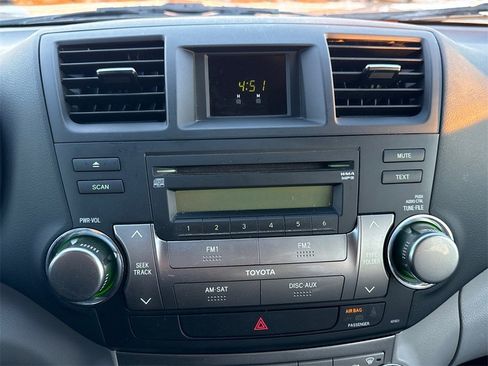 Used 2012 Toyota Highlander FWD image 26