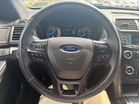 Used 2018 Ford Explorer XLT AWD/4WD image 41