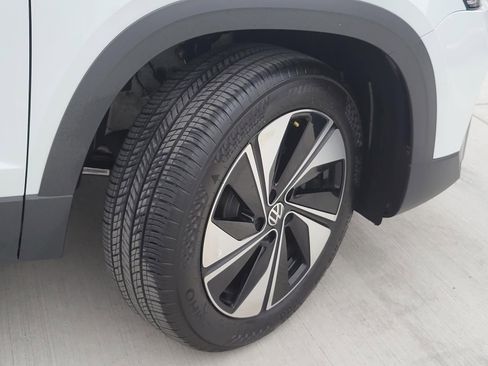 Used 2025 Volkswagen Taos SE image 7