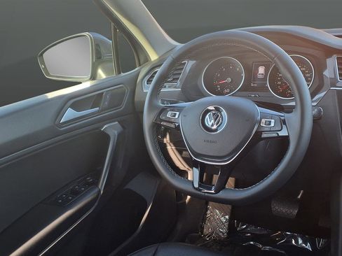 Used 2021 Volkswagen Tiguan SE w/ Panoramic Sunroof Package image 33