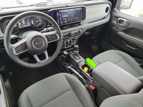 Used 2025 Jeep Wrangler Unlimited Sahara w/ Safety Group AWD/4WD image 17