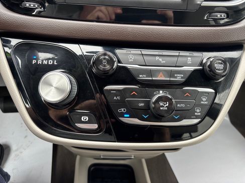 Used 2019 Chrysler Pacifica Touring-L FWD image 35