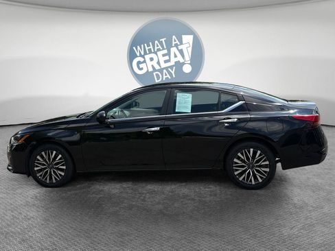 Used 2025 Nissan Altima 2.5 SV FWD image 7
