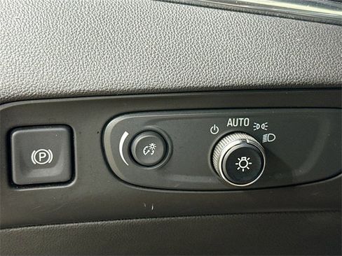 Used 2019 Buick Enclave Essence image 9