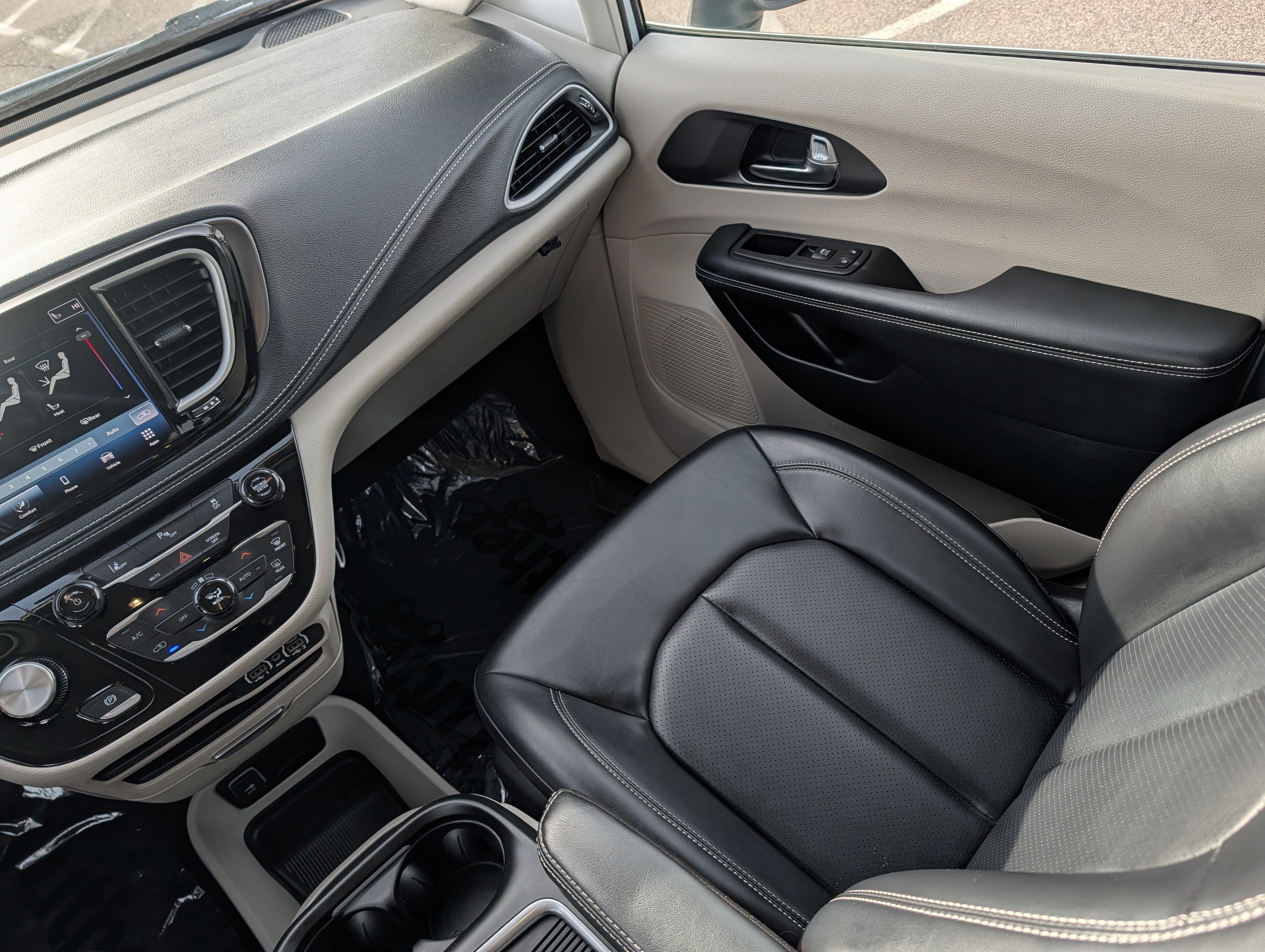 Used 2023 Chrysler Pacifica Touring-L FWD image 11