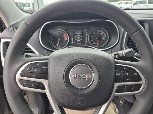 Used 2022 Jeep Cherokee Latitude AWD/4WD image 16