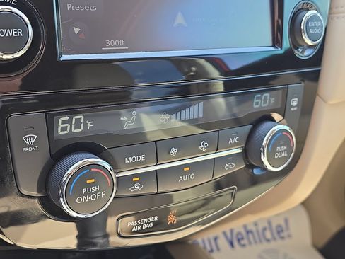 Used 2017 Nissan Rogue SL FWD image 21