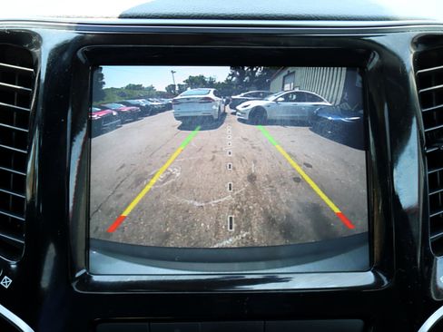 Used 2020 Jeep Cherokee Limited image 23