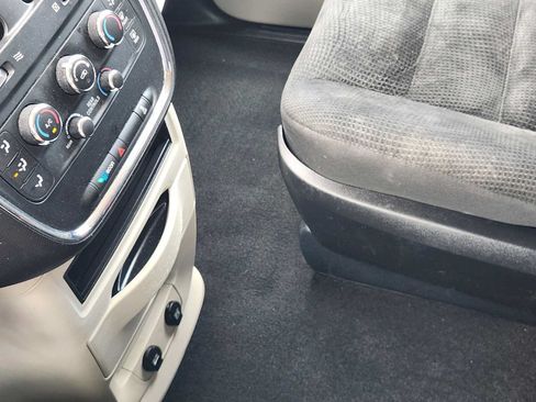 Used 2019 Dodge Grand Caravan SE w/ UConnect Hands-Free Group FWD image 19
