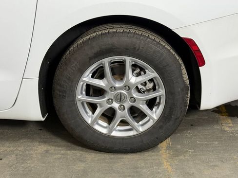 Used 2023 Chrysler Pacifica Touring-L FWD image 46