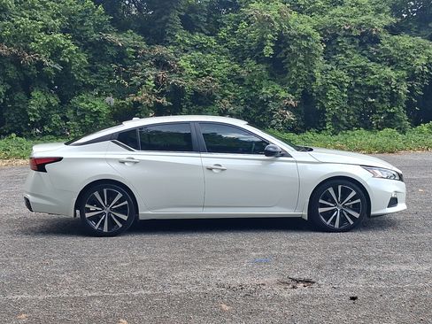 Used 2022 Nissan Altima 2.5 SR FWD image 2