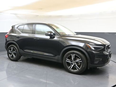 Certified 2025 Volvo XC40 B5 Core image 7