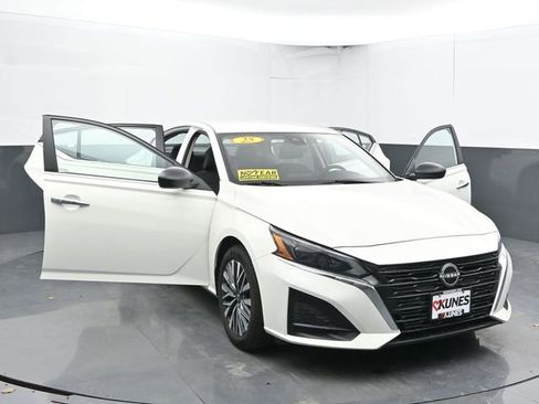 Used 2025 Nissan Altima 2.5 SV image 50