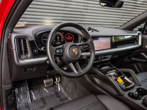 Certified 2025 Porsche Cayenne E-Hybrid AWD/4WD image 4