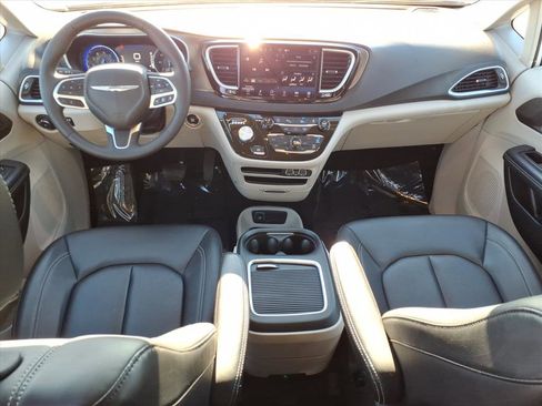 Used 2024 Chrysler Pacifica Touring-L image 12