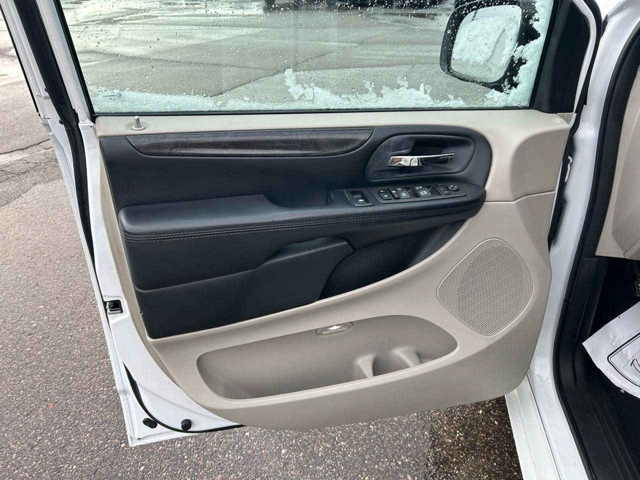 Used 2016 Dodge Grand Caravan SXT FWD image 14