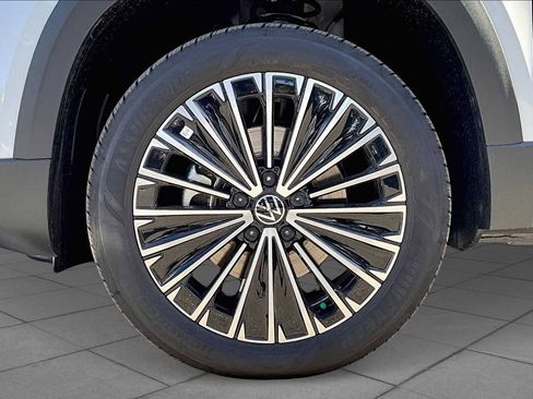 New 2025 Volkswagen Taos SE FWD image 11