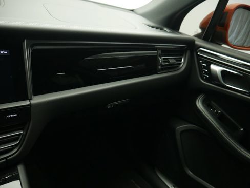 Certified 2023 Porsche Macan S AWD/4WD image 33