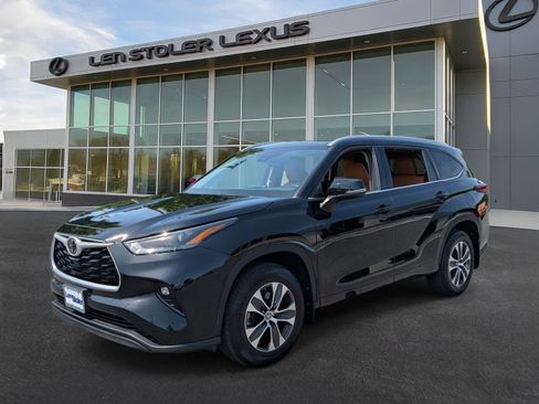 Used 2022 Toyota Highlander XLE AWD/4WD image 7