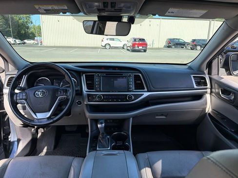 Used 2018 Toyota Highlander Limited Platinum AWD/4WD image 9