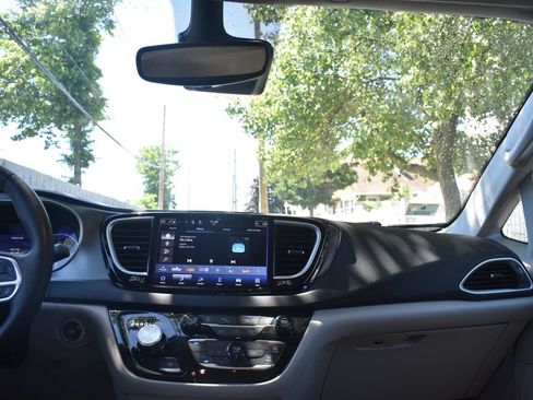Used 2024 Chrysler Pacifica Touring-L FWD image 26