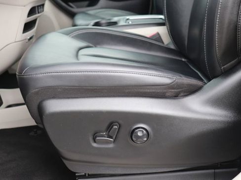 Used 2024 Chrysler Pacifica Select image 11