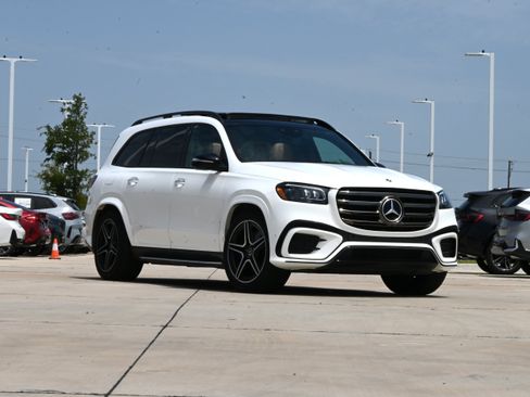 Used 2024 Mercedes-Benz GLS 450 4MATIC image 2