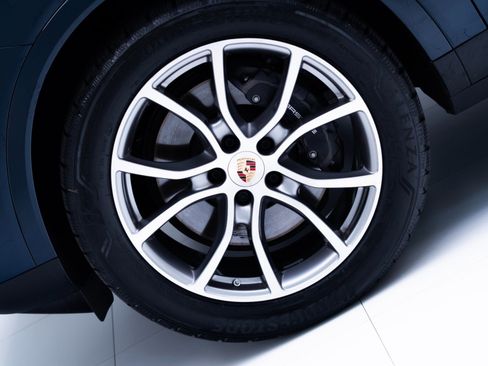 Certified 2025 Porsche Cayenne image 12