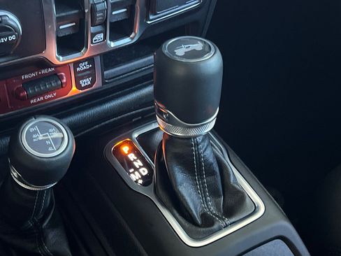 Used 2025 Jeep Wrangler Unlimited Rubicon AWD/4WD image 15
