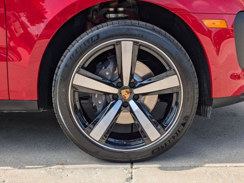 Certified 2025 Porsche Macan AWD/4WD image 29
